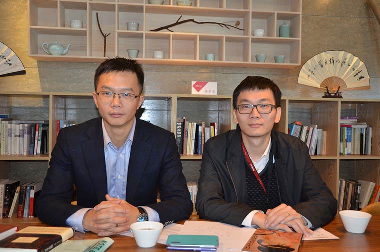 江南与《天谕》制作人胡天磊合影