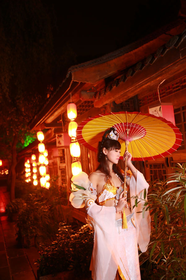 霓云之岚：长腿女神喵爷COS神还原
